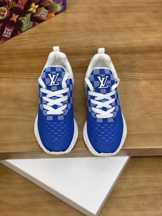 售 价: 商品商标：Lv* 路易威登* 低帮运动鞋 正码码数: 38-44 可订做45.46. 商品材料：鞋面进口透气飞织，透气内里，原版生胶半透明组合大底。